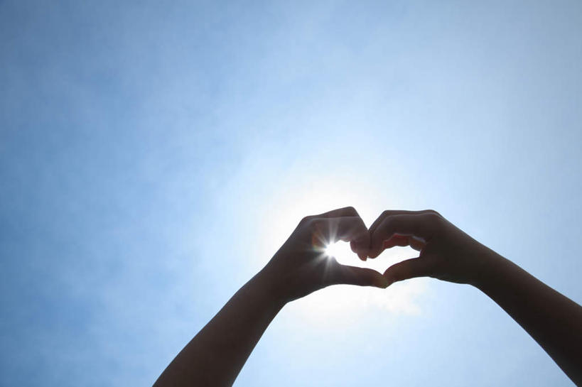 东方人,手,一个人,站,举,横图,室外,特写,白天,仰视,爱情,亚洲,仅一个年轻女性,仅一个女性,仅一个人,爱心,朦胧,模糊,背光,浪漫,黄种人,蓝色,蓝天,天空,天,手势,托,站着,温暖,温馨,心形,手部,恩爱,晴朗,和睦,食指,逆光,万里无云,年轻女性,女人,女性,亚洲人,心型,大拇指,晴空,晴空万里,举起,举手,举着,向上举,向上伸,向上托,站立,半身,彩图,低角度拍摄,融洽