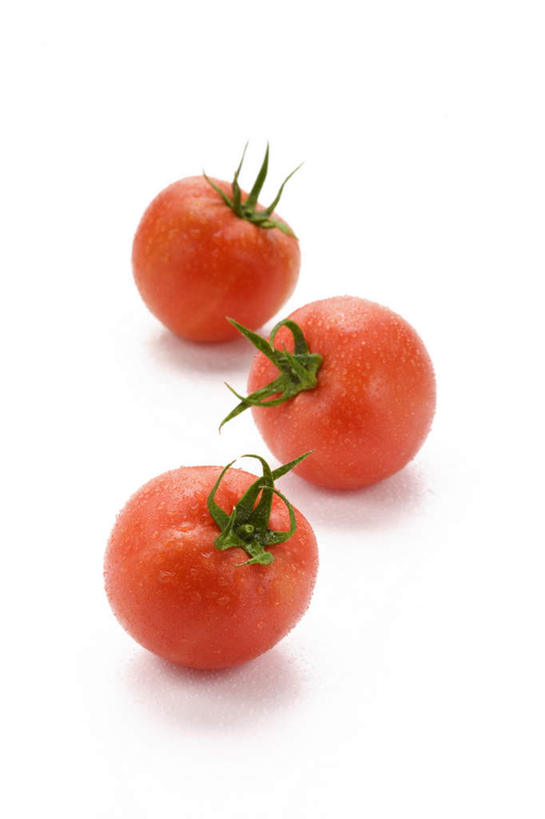 无人,竖图,俯视,室内,特写,白天,白色背景,水,蔬菜,西红柿,一排,朦胧,模糊,新鲜,整齐,液体,水滴,食品,食物,排列,三个,摄影,有机食品,绿色食品,影棚,队列,番茄,彩图,高角度拍摄,影棚拍摄,拍摄