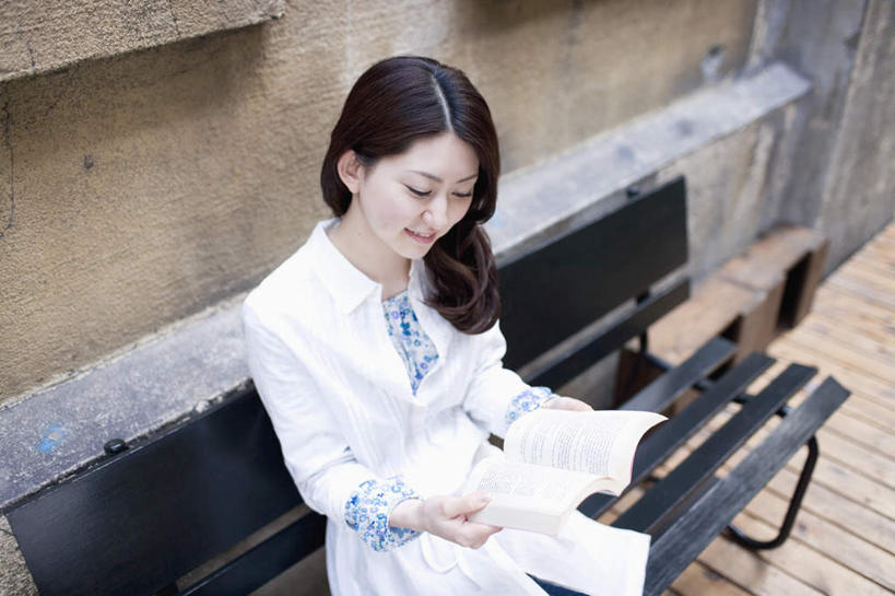 东方人,一个人,坐,笑,微笑,露齿笑,横图,俯视,室外,白天,看书,阅读,地板,书籍,椅子,亚洲,仅一个年轻女性,仅一个女性,仅一个人,握,学习,朦胧,模糊,木椅,地面,拿,拿着,注视,黄种人,木地板,书本,观察,看,读书,浏览,握着,观看,察看,关注,年轻女性,女人,女性,亚洲人,书,图书,坐着,半身,彩图,高角度拍摄