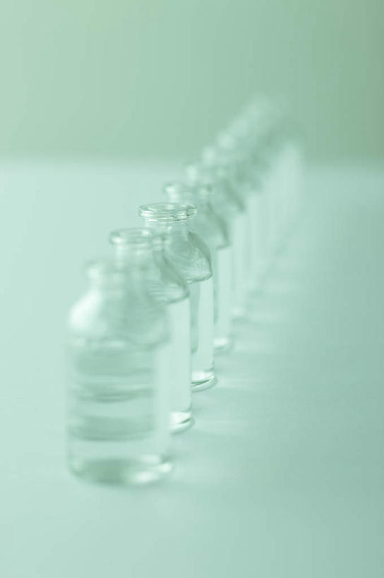 无人,竖图,俯视,室内,白天,白色背景,水,餐桌,桌子,一排,朦胧,模糊,整齐,罐子,液体,水滴,玻璃制品,排列,玻璃瓶,瓶子,摄影,影棚,餐台,队列,彩图,高角度拍摄,影棚拍摄,拍摄