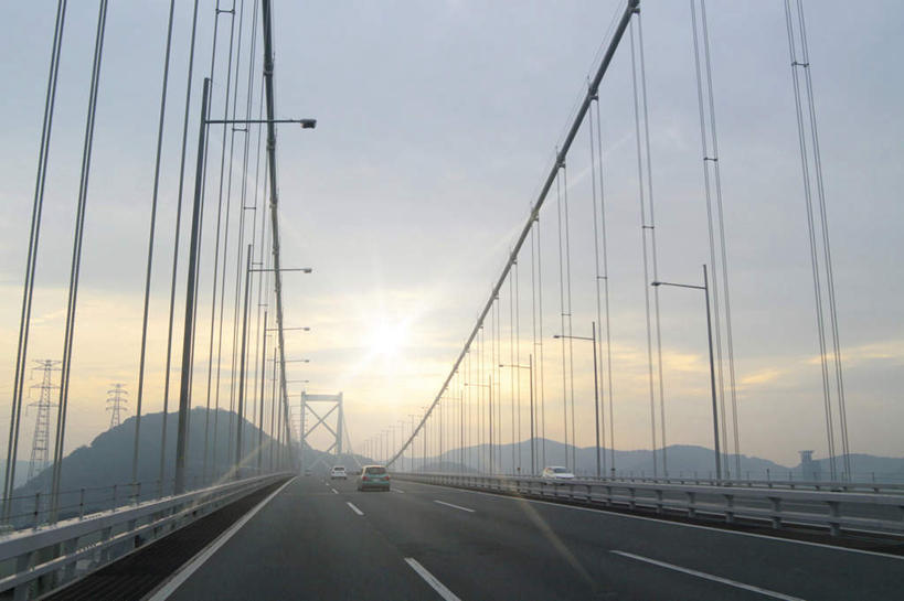 无人,横图,室外,白天,仰视,大桥,立交桥,桥梁,日本,亚洲,阴影,朦胧,模糊,光线,影子,云,云朵,高架,斜拉桥,桥,云彩,蓝色,白云,蓝天,天空,阳光,天,晴朗,东亚,本州,本州岛,日本国,中国地方,山口,山口县,晴空,彩图,低角度拍摄,下关市