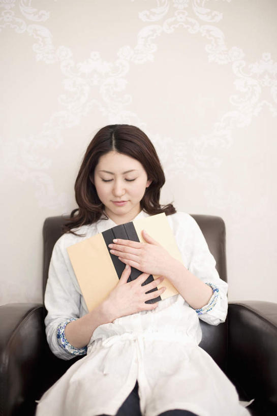 东方人,头发,一个人,坐,闭眼,捧,笑,摸,微笑,露齿笑,竖图,室内,白天,正面,沙发,书籍,亚洲,仅一个年轻女性,仅一个女性,仅一个人,一本,抚摸,握,阴影,服装,光线,影子,墙,拿,拿着,休闲装,黄种人,墙壁,墙面,衣服,白色,黑色,阳光,靠,靠着,倚靠,休闲,休闲服,握着,服饰,倚着,布艺沙发,年轻女性,女人,女性,亚洲人,长发,书,图书,闭眼睛,闭着眼,闭着眼睛,触摸,端,端着,接触,捧着,手捧,坐着,半身,彩图