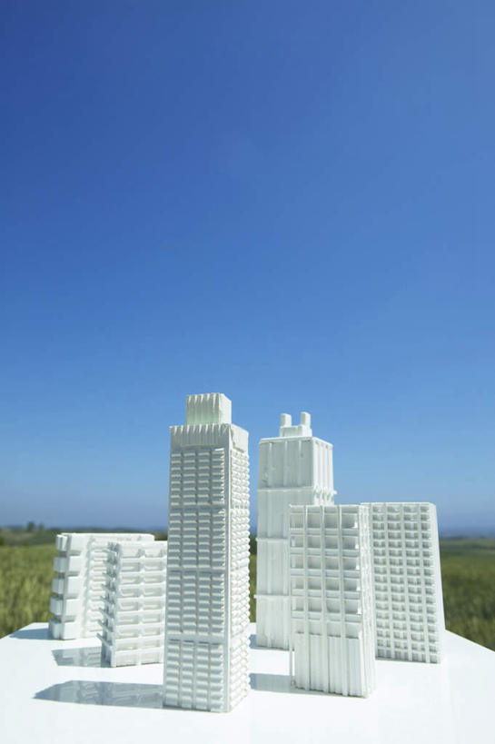 无人,高楼大厦,竖图,室外,白天,正面,草地,草坪,植物,大厦,建筑,摩天大楼,阴影,立体,光线,空间,影子,地面,草,蓝色,绿色,白色,蓝天,天空,阳光,模型,天,规划,晴朗,万里无云,直观,建筑模型,建筑设计,设计,晴空,晴空万里,彩图,大楼,高层建筑,高楼,摩天楼