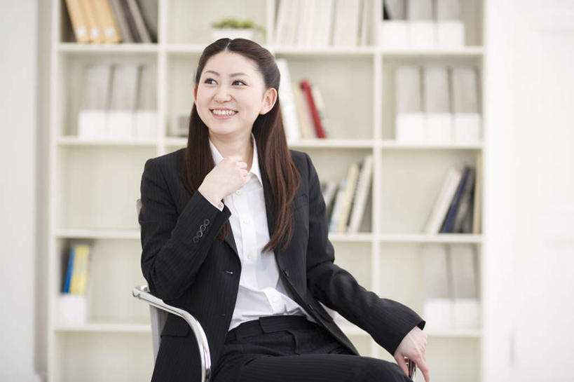 东方人,头发,一个人,商务人士,商务女性,办公室,坐,笑,摸,微笑,露齿笑,横图,室内,白天,正面,衬衫,柜子,椅子,亚洲,仅一个年轻女性,仅一个女性,仅一个人,一排,许多,撑,抚摸,阴影,套装,朦胧,模糊,整齐,光线,材料,档案,方格,文件,影子,木椅,扭头,托腮,注视,黄种人,排列,黑色,阳光,资料,观察,看,靠,靠着,托,倚靠,转头,观看,察看,倚着,队列,关注,托下巴,文档,商务装,档案柜,工薪阶层,年轻女性,女人,女性,亚洲人,长发,白领,上班族,触摸,接触,坐着,半身,彩图,衬衣