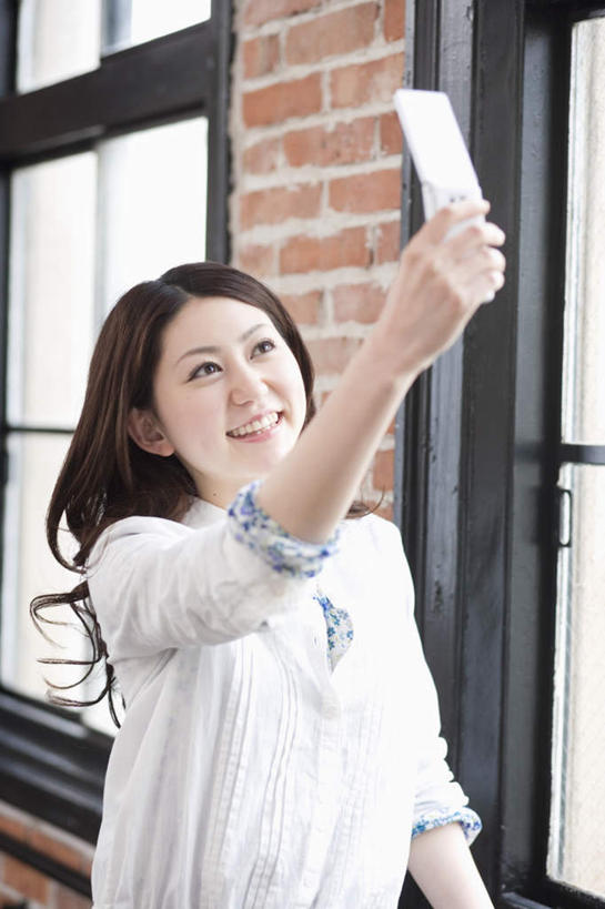 东方人,头发,一个人,站,举,笑,摸,打电话,微笑,露齿笑,竖图,室内,白天,正面,窗户,电话,手机,亚洲,仅一个年轻女性,仅一个女性,仅一个人,一排,抚摸,握,阴影,服装,整齐,光线,影子,墙,拿,拿着,注视,休闲装,黄种人,通讯设备,玻璃窗,墙壁,墙面,排列,拍照,衣服,红色,白色,黑色,阳光,观察,看,托,站着,休闲,休闲服,砖头,握着,服饰,观看,察看,队列,关注,一部,交流,年轻女性,女人,女性,亚洲人,长发,触摸,沟通,接触,举起,举手,举着,通话,向上举,向上伸,向上托,站立,半身,彩图