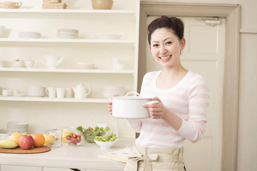 东方人,头发,一个人,站,捧,笑,微笑,露齿笑,横图,室内,白天,正面,厨房,柜子,门,苹果,草莓,柑橘,浆果,柠檬,葡萄,蔬菜,杯子,餐具,水果,亚洲,仅一个年轻女性,仅一个女性,仅一个人,一排,许多,切开,握,新鲜,整齐,碟子,锅子,盘,墙,生食,蔬菜沙拉,沙拉,食品,果实,提子,拿,拿着,注视,黄种人,色拉,沙律,墙壁,墙面,玻璃制品,食物,排列,黑色,盘子,水杯,橱柜,碟,门框,碗,观察,看,切,站着,握着,有机食品,绿色食品,观看,色拉酱,察看,队列,关注,千岛酱,剖面,切面,葡萄之王,年轻女性,女人,女性,亚洲人,玻璃杯,进餐用具,烹调用具,益母果,洋莓,水果皇后,山葫芦,蒲桃,柠果,橘子,桔子,红莓,地莓,橙子,橙,草龙珠,端,端着,捧着,手捧,站立,半身,彩图,灶间