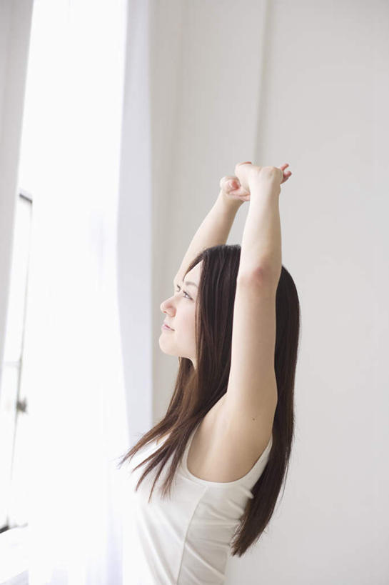 东方人,头发,一个人,站,举,伸展双臂,摸,竖图,室内,白天,侧面,窗户,窗帘,落地窗,亚洲,仅一个年轻女性,仅一个女性,仅一个人,抚摸,伸展,阴影,服装,光线,影子,墙,注视,休闲装,黄种人,伸懒腰,玻璃窗,墙壁,墙面,衣服,白色,黑色,阳光,观察,看,托,站着,休闲,休闲服,放松,服饰,观看,察看,关注,惬意,懒腰,年轻女性,女人,女性,亚洲人,长发,敞开双臂,触摸,接触,举起,举手,举着,伸开双臂,向上举,向上伸,向上托,展开双肩,站立,张开手臂,张开双臂,半身,彩图,慵懒