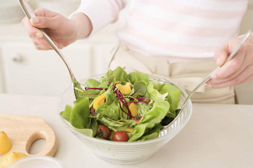 东方人,一个人,站,摸,横图,俯视,室内,白天,餐桌,厨房,柜子,桌子,柠檬,蔬菜,西红柿,餐具,水果,亚洲,仅一个年轻女性,仅一个女性,仅一个人,一块,抚摸,切开,握,阴影,新鲜,光线,碟子,盘,影子,勺子,生菜,莴苣,生食,蔬菜沙拉,沙拉,食品,果实,案板,拿,拿着,黄种人,色拉,沙律,砧板,食物,阳光,盘子,橱柜,调羹,碟,汤匙,搅拌,切,站着,握着,有机食品,绿色食品,餐台,色拉酱,千岛酱,剖面,切面,春菜,鹅仔菜,莴仔菜,千金菜,叶用莴苣,年轻女性,女人,女性,亚洲人,益母果,柠果,樱桃番茄,圣女果,番茄,触摸,接触,站立,半身,彩图,高角度拍摄,灶间