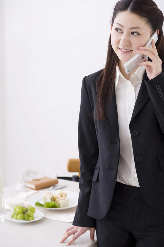 点心,面包,东方人,头发,一个人,客厅,站,举,笑,摸,打电话,微笑,露齿笑,竖图,室内,白天,正面,衬衫,餐桌,桌子,葡萄,餐具,电话,手机,水果,亚洲,仅一个年轻女性,仅一个女性,仅一个人,撑,抚摸,握,阴影,新鲜,光线,碟子,盘,影子,墙,生食,食品,面点,果实,提子,记事本,拿,拿着,注视,黄种人,通讯设备,墙壁,墙面,食物,糕点,一个,绿色,黑色,阳光,本子,笔记本,盘子,碟,观察,看,托,站着,握着,有机食品,绿色食品,单个,餐台,观看,察看,起居室,撑着,关注,葡萄之王,交流,年轻女性,女人,女性,亚洲人,山葫芦,蒲桃,草龙珠,触摸,沟通,接触,举起,举手,举着,通话,向上举,向上伸,向上托,站立,半身,彩图,衬衣