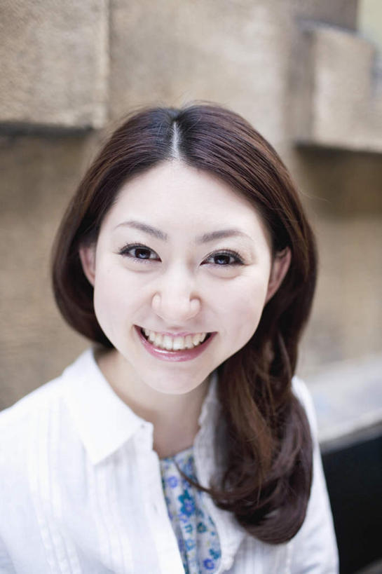 东方人,脸,头,脸颊,头发,一个人,坐,笑,微笑,露齿笑,竖图,室外,特写,白天,正面,椅子,亚洲,仅一个年轻女性,仅一个女性,仅一个人,阴影,服装,朦胧,模糊,光线,木制,影子,长椅,墙,扭头,注视,休闲装,黄种人,墙壁,墙面,衣服,白色,黑色,阳光,木制品,观察,看,靠,靠着,倚靠,转头,休闲,休闲服,服饰,观看,察看,倚着,关注,年轻女性,女人,女性,亚洲人,头部,长发,脸部,脸蛋,面部,坐着,半身,彩图