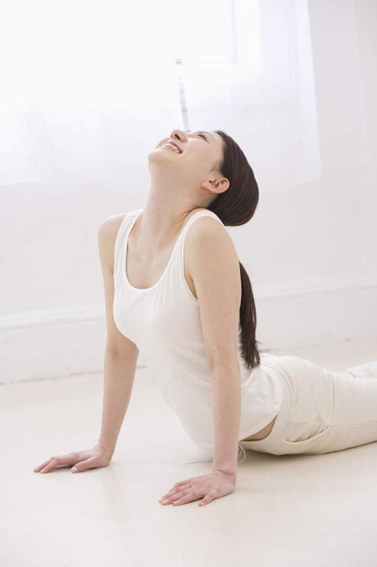 东方人,头发,一个人,笑,摸,微笑,露齿笑,竖图,室内,白天,正面,窗户,窗帘,亚洲,仅一个年轻女性,仅一个女性,仅一个人,撑,抚摸,弯腰,阴影,服装,光线,瓷砖,地砖,影子,墙,地面,注视,休闲装,黄种人,玻璃窗,墙壁,墙面,衣服,白色,黑色,阳光,观察,看,趴着,休闲,休闲服,服饰,观看,察看,撑着,关注,弯身,年轻女性,女人,女性,亚洲人,触摸,接触,趴,抬头,仰头,半身,彩图