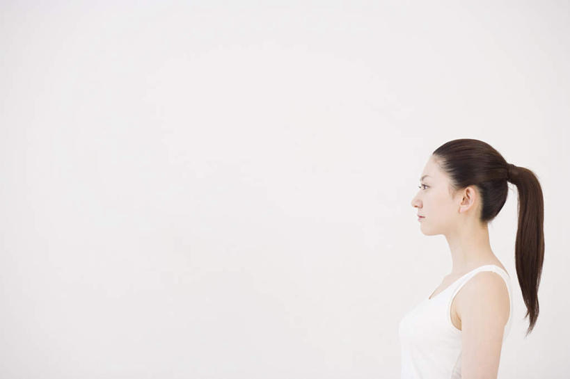 东方人,头发,一个人,站,横图,室内,白天,白色背景,侧面,亚洲,仅一个年轻女性,仅一个女性,仅一个人,服装,墙,注视,休闲装,黄种人,墙壁,墙面,一个,衣服,白色,黑色,观察,看,站着,休闲,辫子,休闲服,摄影,服饰,影棚,单个,观看,察看,马尾辫,关注,年轻女性,女人,女性,亚洲人,长发,站立,半身,彩图,影棚拍摄,拍摄