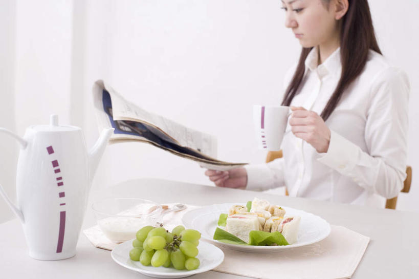 东方人,头发,一个人,客厅,坐,举,捧,笑,微笑,露齿笑,横图,俯视,室内,白天,阅读,餐桌,桌子,葡萄,报纸,杯子,餐具,水果,亚洲,仅一个年轻女性,仅一个女性,仅一个人,一张,握,学习,阴影,服装,新鲜,光线,信息,碟子,壶,盘,影子,墙,生食,食品,果实,提子,拿,拿着,注视,休闲装,黄种人,墙壁,墙面,水壶,食物,衣服,绿色,白色,黑色,阳光,盘子,茶壶,水杯,碟,观察,看,靠,靠着,托,倚靠,休闲,休闲服,浏览,握着,服饰,有机食品,绿色食品,餐台,观看,新闻,察看,起居室,倚着,关注,葡萄之王,年轻女性,女人,女性,亚洲人,茶杯,山葫芦,蒲桃,草龙珠,端,端着,举起,举手,举着,捧着,手捧,向上举,向上伸,向上托,坐着,半身,彩图,高角度拍摄,报刊