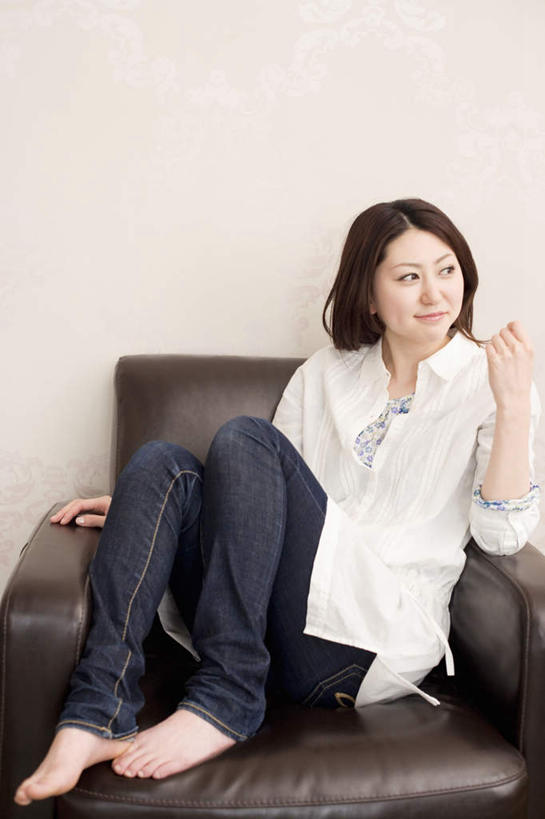 东方人,头发,一个人,客厅,坐,笑,摸,微笑,露齿笑,竖图,室内,白天,正面,沙发,亚洲,仅一个年轻女性,仅一个女性,仅一个人,撑,抚摸,服装,裤子,墙,褐色,扭头,抬腿,注视,牛仔裤,休闲装,黄种人,墙壁,墙面,衣服,白色,黑色,观察,看,靠,靠着,倚靠,转头,休闲,休闲服,服饰,观看,察看,起居室,撑着,倚着,关注,布艺沙发,年轻女性,女人,女性,亚洲人,长发,卷发,触摸,接触,坐着,彩图,全身