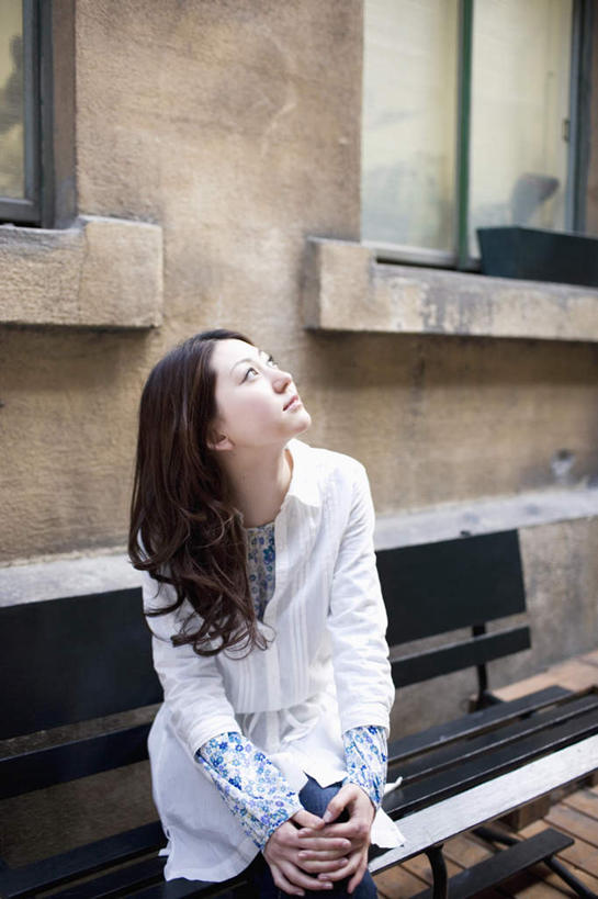 东方人,头发,一个人,坐,笑,摸,微笑,露齿笑,竖图,俯视,室外,白天,窗户,椅子,亚洲,仅一个年轻女性,仅一个女性,仅一个人,抚摸,阴影,服装,光线,影子,长椅,木椅,墙,注视,休闲装,黄种人,玻璃窗,墙壁,墙面,衣服,白色,黑色,阳光,观察,看,靠,靠着,倚靠,休闲,休闲服,服饰,观看,察看,倚着,关注,年轻女性,女人,女性,亚洲人,长发,触摸,接触,抬头,仰头,坐着,半身,彩图,高角度拍摄