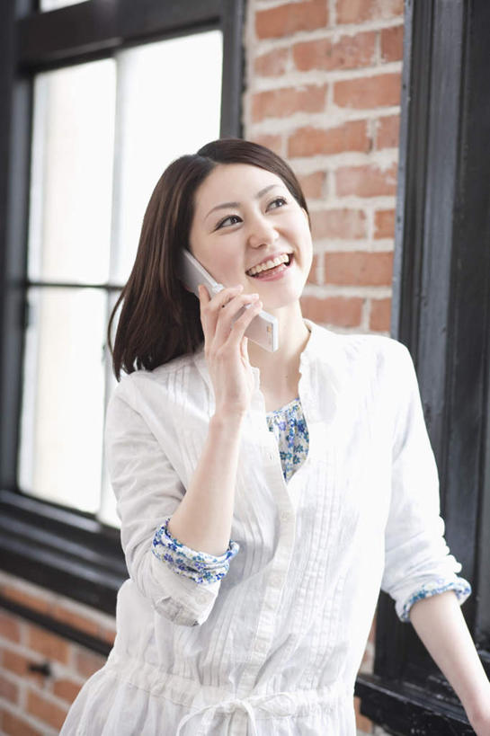 东方人,头发,一个人,站,举,笑,摸,打电话,微笑,露齿笑,竖图,室内,白天,正面,窗户,电话,手机,亚洲,仅一个年轻女性,仅一个女性,仅一个人,一排,抚摸,握,阴影,服装,整齐,光线,方格,影子,墙,拿,听,拿着,注视,休闲装,黄种人,通讯设备,玻璃窗,墙壁,墙面,排列,衣服,红色,白色,黑色,阳光,观察,看,托,站着,休闲,休闲服,砖头,握着,服饰,观看,察看,队列,关注,一部,交流,年轻女性,女人,女性,亚洲人,长发,触摸,沟通,接触,举起,举手,举着,通话,向上举,向上伸,向上托,站立,半身,彩图