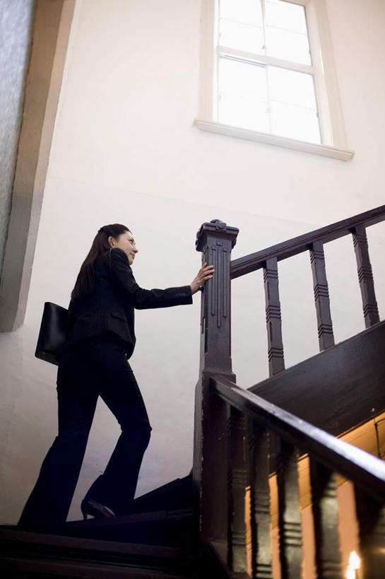 东方人,头发,一个人,商务人士,商务女性,栏杆,站,走,笑,摸,微笑,露齿笑,竖图,室内,白天,仰视,衬衫,窗户,楼梯,亚洲,仅一个年轻女性,仅一个女性,仅一个人,抚摸,阴影,套装,光线,包,扶手,皮包,影子,阶梯,墙,领带,注视,黄种人,护栏,玻璃窗,墙壁,墙面,台阶,一个,阳光,扶,观察,看,站着,观看,单肩包,察看,扶着,关注,商务装,工薪阶层,年轻女性,女人,女性,亚洲人,白领,上班族,步行,触摸,接触,散步,站立,走路,彩图,低角度拍摄,全身,衬衣
