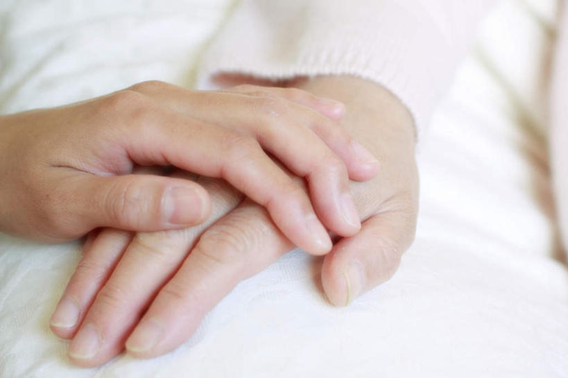 东方人,手,两个人,家庭,夫妻,摸,横图,俯视,室内,特写,白天,爱情,亚洲,双手,抚摸,阴影,服装,光线,影子,浪漫,休闲装,黄种人,衣服,白色,阳光,休闲,温暖,温馨,一家人,手部,休闲服,恩爱,恋人,服饰,和睦,老年男性,老年女性,男人,男性,女人,女性,亚洲人,夫妇,情侣,触摸,接触,半身,彩图,高角度拍摄,伴侣,融洽