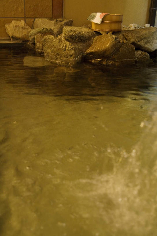 无人,竖图,俯视,室内,白天,按摩,美容,旅游,度假,石头,水,一条,护肤,阴影,波纹,飞溅,溅,光线,石子,水桶,桶,液体,影子,水滴,娱乐,水珠,白色,水纹,阳光,容器,毛巾,波浪,保养,享受,休闲,放松,保健,温泉浴场,储藏,储存,喷洒,养颜,石块,矿泉疗养地,彩图,高角度拍摄,水疗,贮存