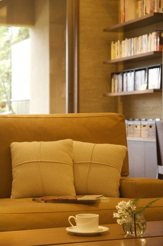 无人,家,客厅,竖图,室内,白天,正面,阅读,植物,餐桌,床,家具,靠垫,沙发,装修,桌子,建筑,杂志,书籍,椅子,一排,许多,学习,整齐,装饰,房屋,墙,屋子,公寓,床单,靠枕,古典,被子,建设,装潢,洋房,楼房,墙壁,墙面,住宅,树,树木,排列,绿色,自然,垫子,室内装潢,枕头,看,中式,读书,浏览,单人床,生长,成长,餐台,明亮,起居室,舒适,被单,家居装潢,队列,房屋设计,布艺沙发,室内设计,宽敞,样板房装潢,设计,书,图书,彩图,房子