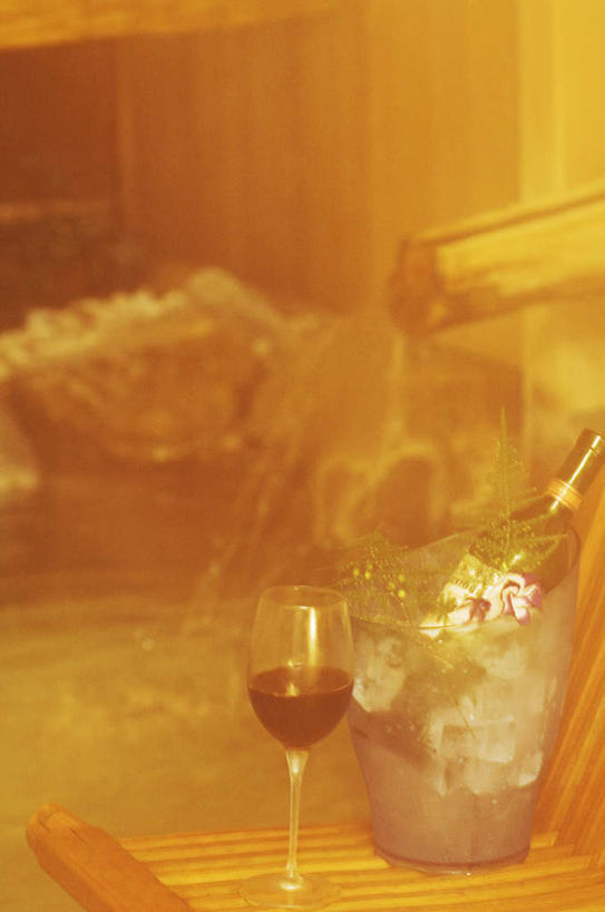 无人,竖图,俯视,室内,白天,按摩,美容,水,杯子,椅子,护肤,阴影,波纹,朦胧,模糊,光线,高脚杯,液体,影子,木椅,墙,水滴,红酒杯,一杯,墙壁,墙面,玻璃制品,水纹,阳光,酒杯,波浪,保养,享受,休闲,放松,保健,温泉浴场,流动,养颜,玻璃杯,矿泉疗养地,彩图,高角度拍摄,水疗