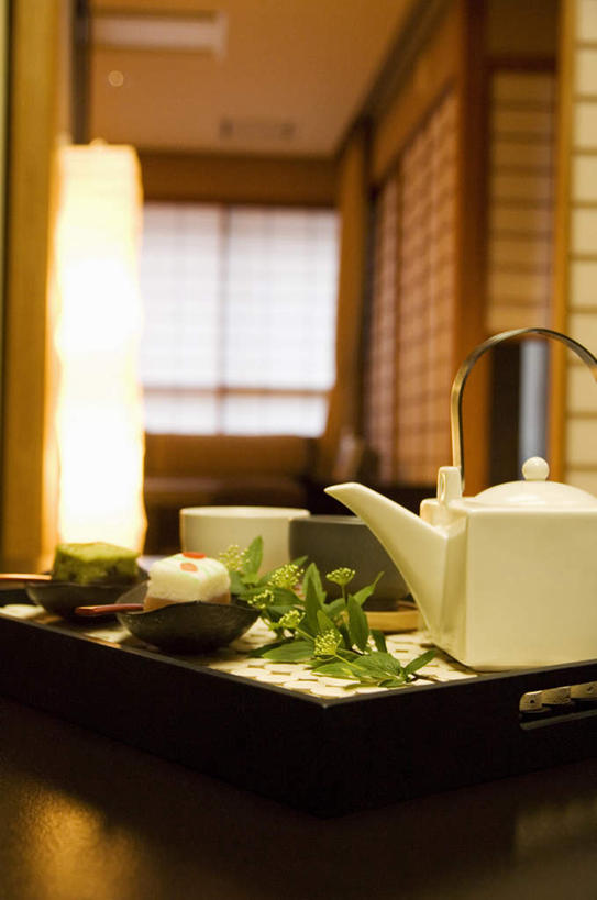 点心,无人,客厅,竖图,室内,白天,正面,旅游,度假,餐桌,窗户,门,桌子,杯子,餐具,照明,一排,许多,阴影,朦胧,模糊,整齐,装饰,光线,壁灯,碟子,方格,壶,盘,影子,墙,灯光,茶道,食品,甜点,甜品,文化,娱乐,玻璃窗,墙壁,墙面,灯,水壶,食物,糕点,排列,绿色,阳光,盘子,茶壶,水杯,灯具,碟,门框,甜食,享受,休闲,放松,餐台,华丽,修饰,茶艺,环境,照亮,点缀,配菜,起居室,照明设备,队列,东亚文化,礼法,修行,衬托,美观,雅致,雅观,茶杯,彩图,茶文化