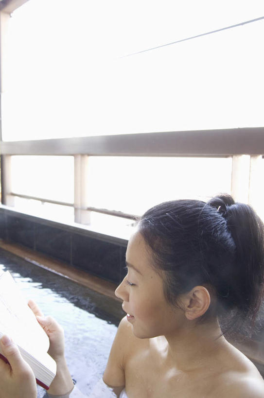 东方人,头发,一个人,栏杆,坐,捧,笑,微笑,露齿笑,竖图,俯视,室外,白天,浴袍,按摩,美容,水,书籍,亚洲,仅一个年轻女性,仅一个女性,仅一个人,一本,护肤,握,阴影,波纹,光线,液体,影子,墙,水滴,围栏,拿,拿着,注视,黄种人,护栏,裸露,墙壁,墙面,白色,黑色,水纹,阳光,波浪,观察,看,靠,靠着,倚靠,保养,享受,休闲,放松,握着,SPA水疗,保健,温泉浴场,观看,察看,倚着,关注,裸,养颜,年轻女性,女人,女性,亚洲人,书,图书,矿泉疗养地,端,端着,捧着,手捧,坐着,半身,彩图,高角度拍摄,汤帷子,浴衣,水疗