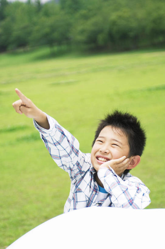 头发,坐,举,笑,摸,微笑,露齿笑,竖图,俯视,室外,白天,旅游,度假,草地,草坪,美景,植物,许多,撑,抚摸,指,阴影,服装,朦胧,模糊,光线,方格,影子,景观,托腮,注视,休闲装,方向,娱乐,草,树,树木,衣服,绿色,白色,黑色,阳光,自然,观察,看,手势,托,享受,休闲,休闲服,景色,放松,服饰,生长,成长,观看,察看,指向,食指,关注,自然风光,托下巴,触摸,接触,举起,举手,举着,抬头,向上举,向上伸,向上托,仰头,坐着,半身,彩图,高角度拍摄