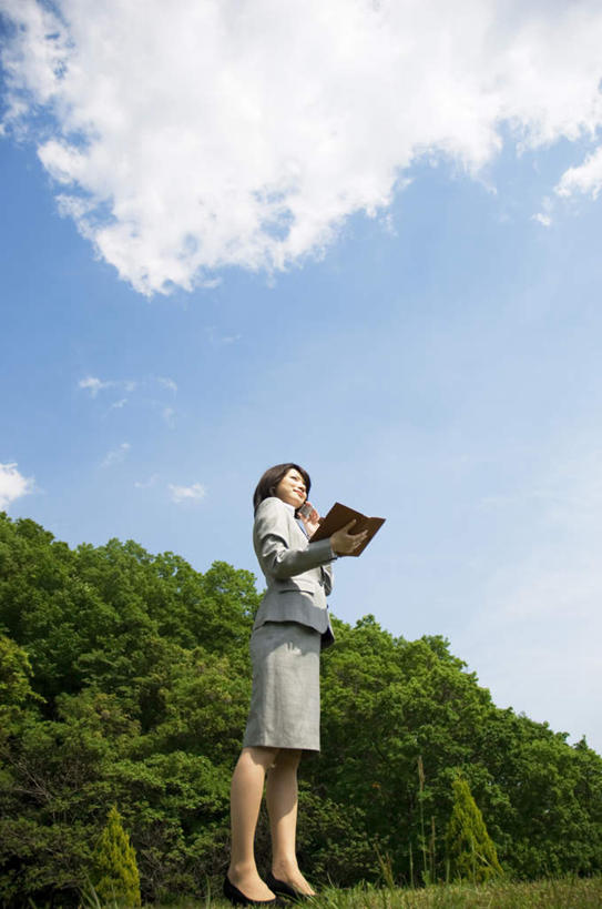 东方人,头发,一个人,商务人士,商务女性,站,捧,笑,打电话,微笑,露齿笑,竖图,室外,白天,仰视,衬衫,旅游,度假,草地,草坪,植物,电话,手机,亚洲,仅一个年轻女性,仅一个女性,仅一个人,一本,握,阴影,套装,光线,影子,云,云朵,记事本,拿,听,云彩,拿着,注视,黄种人,娱乐,通讯设备,草,树,树木,蓝色,绿色,黑色,白云,蓝天,天空,阳光,自然,本子,笔记本,天,观察,看,站着,享受,休闲,放松,握着,生长,成长,观看,察看,关注,商务装,工薪阶层,一部,交流,年轻女性,女人,女性,亚洲人,白领,上班族,端,端着,沟通,捧着,手捧,通话,站立,彩图,低角度拍摄,全身,衬衣