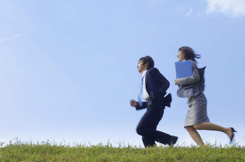 东方人,头发,两个人,商务人士,商务男性,商务女性,站,跑,捧,笑,微笑,露齿笑,横图,室外,白天,侧面,衬衫,锻炼,旅游,度假,运动,草地,草坪,美景,植物,亚洲,阴影,套装,光线,材料,档案,文件,影子,景观,云,云朵,云彩,注视,黄种人,娱乐,草,蓝色,绿色,黑色,白云,蓝天,天空,阳光,自然,资料,天,观察,看,站着,享受,休闲,景色,放松,观看,察看,关注,自然风光,文档,商务装,工薪阶层,男人,男性,年轻男性,年轻女性,女人,女性,亚洲人,白领,上班族,端,端着,跑步,捧着,手捧,站立,彩图,全身,衬衣,健身
