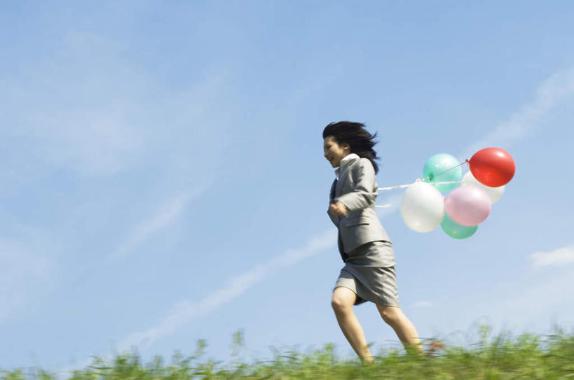 东方人,头发,一个人,商务人士,商务女性,站,跑,举,笑,摸,微笑,露齿笑,横图,室外,白天,仰视,衬衫,旅游,度假,草地,草坪,植物,亚洲,仅一个年轻女性,仅一个女性,仅一个人,许多,抚摸,握,阴影,套装,漂浮,光线,影子,云,云朵,拿,云彩,拿着,注视,黄种人,娱乐,草,红色,蓝色,绿色,黑色,白云,蓝天,天空,阳光,气球,天,观察,看,托,站着,享受,休闲,悬浮,放松,握着,观看,察看,关注,商务装,工薪阶层,年轻女性,女人,女性,亚洲人,白领,上班族,触摸,接触,举起,举手,举着,跑步,向上举,向上伸,向上托,站立,彩图,低角度拍摄,全身,衬衣