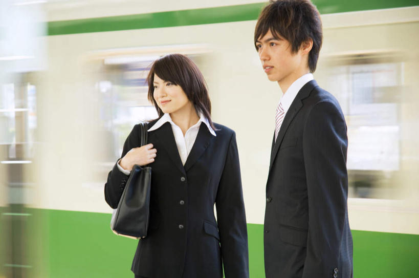 东方人,背,头发,两个人,伙伴,朋友,商务人士,商务男性,商务女性,站,笑,摸,微笑,露齿笑,横图,室内,白天,正面,衬衫,友谊,窗户,地铁,亚洲,抚摸,阴影,套装,朦胧,模糊,光线,包,皮包,影子,地铁站,轨道交通,注视,黄种人,玻璃窗,一个,黑色,阳光,背着,观察,看,站着,单个,观看,单肩包,察看,关注,商务装,工薪阶层,友情,男人,男性,年轻男性,年轻女性,女人,女性,亚洲人,白领,上班族,触摸,接触,站立,半身,彩图,衬衣,地铁机动车,地下铁,轻轨