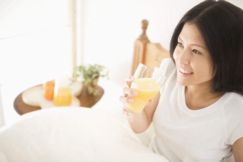 果汁,东方人,头发,一个人,躺,笑,摸,微笑,露齿笑,横图,俯视,室内,白天,餐桌,窗户,床,靠垫,落地窗,卧室,桌子,杯子,亚洲,仅一个年轻女性,仅一个女性,仅一个人,抚摸,喝,握,阴影,服装,光线,影子,墙,床单,靠枕,一杯,拿,拿着,注视,休闲装,黄种人,被子,玻璃窗,墙壁,墙面,玻璃制品,衣服,黄色,白色,黑色,阳光,水杯,垫子,枕头,观察,看,靠,靠着,倚靠,休闲,休闲服,握着,服饰,单人床,餐台,观看,察看,被单,倚着,关注,卧着,年轻女性,女人,女性,亚洲人,玻璃杯,触摸,接触,躺着,卧,半身,彩图,高角度拍摄,睡房,卧房