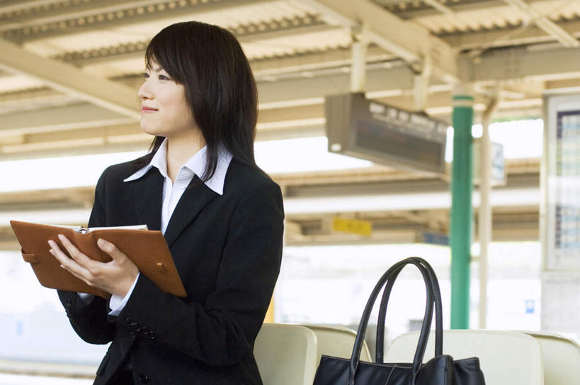 东方人,头发,一个人,商务人士,商务女性,坐,捧,笑,摸,微笑,露齿笑,横图,室外,白天,正面,衬衫,旅游,度假,地铁,指示牌,椅子,亚洲,仅一个年轻女性,仅一个女性,仅一个人,抚摸,握,套装,包,标志,皮包,文字,墙,屋檐,地铁站,记事本,轨道交通,拿,拿着,扭头,注视,黄种人,娱乐,标识,檐,墙壁,墙面,一个,黑色,本子,笔记本,观察,看,靠,靠着,倚靠,转头,享受,休闲,放松,握着,单个,观看,单肩包,察看,倚着,关注,商务装,工薪阶层,年轻女性,女人,女性,亚洲人,白领,上班族,触摸,端,端着,接触,捧着,手捧,坐着,半身,彩图,衬衣,地铁机动车,地下铁,轻轨