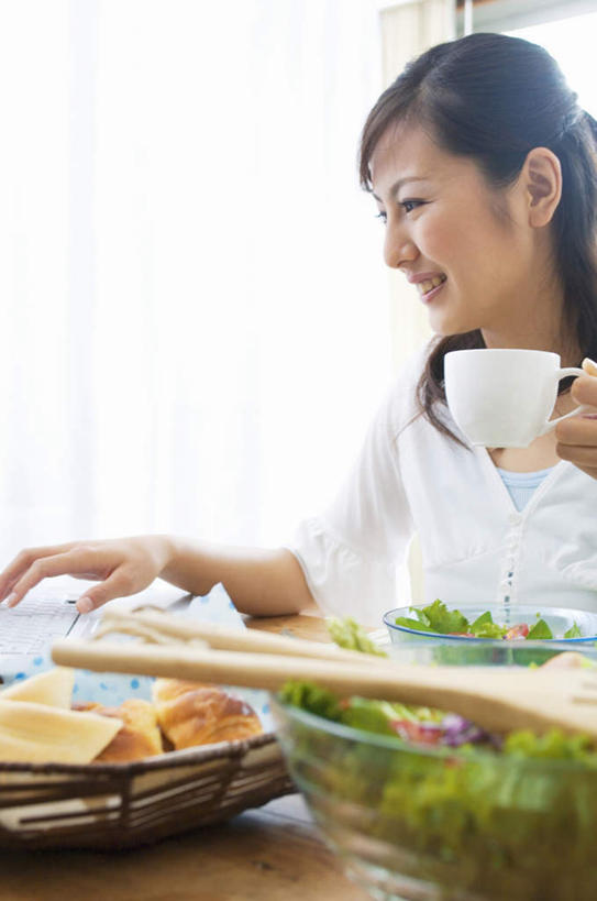 点心,面包,东方人,头发,一个人,客厅,坐,笑,摸,吃,微笑,露齿笑,竖图,室内,白天,正面,窗户,落地窗,蔬菜,杯子,水果,亚洲,仅一个年轻女性,仅一个女性,仅一个人,抚摸,握,阴影,服装,光线,瓷器,影子,勺子,墙,蔬菜沙拉,沙拉,食品,面点,咖啡杯,陶瓷制品,拿,拿着,注视,休闲装,黄种人,色拉,沙律,玻璃窗,墙壁,墙面,食物,糕点,一个,衣服,白色,黑色,阳光,调羹,汤匙,低头,观察,看,靠,靠着,倚靠,休闲,休闲服,握着,服饰,有机食品,绿色食品,单个,观看,色拉酱,察看,起居室,倚着,关注,千岛酱,瓷杯,年轻女性,女人,女性,亚洲人,触摸,接触,嚼,食,坐着,半身,彩图