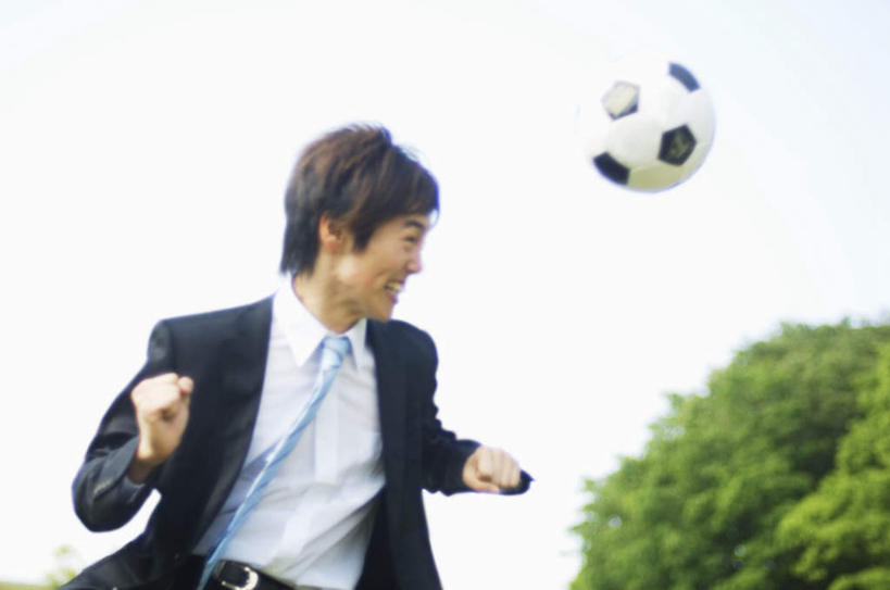 东方人,一个人,商务人士,商务男性,站,笑,微笑,露齿笑,横图,室外,白天,正面,衬衫,旅游,度假,游戏,足球,美景,植物,亚洲,仅一个男性,仅一个人,握,阴影,套装,朦胧,模糊,光线,影子,景观,云,云朵,领带,足球装备,玩,云彩,注视,黄种人,娱乐,运动器械,树,树木,仅一个年轻男性,一个,蓝色,绿色,白云,蓝天,天空,阳光,自然,天,观察,看,握拳,站着,享受,休闲,健身器械,景色,放松,握着,生长,单个,成长,观看,活动,察看,发泄,关注,消遣,智力,自然风光,商务装,健身器材,工薪阶层,宣泄,蹴鞠,足球运动,男人,男性,年轻男性,亚洲人,白领,上班族,玩耍,嬉戏,站立,半身,彩图,衬衣,运动器材