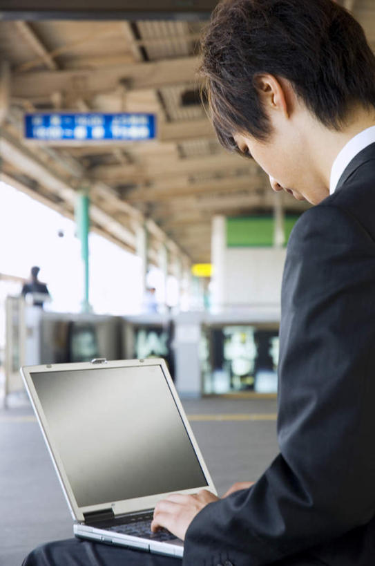 东方人,头发,一个人,商务人士,商务男性,坐,笑,摸,微笑,露齿笑,竖图,室内,白天,衬衫,电脑,笔记本电脑,地铁,指示牌,亚洲,仅一个男性,仅一个人,抚摸,敲打,阴影,套装,光线,网络,标志,瓷砖,地砖,文字,影子,墙,地铁站,领带,地面,轨道交通,注视,黄种人,输入,通讯设备,标识,墙壁,墙面,仅一个年轻男性,背面,蓝色,黑色,阳光,打字,低头,观察,看,观看,点击,一台,敲击,察看,无线,关注,通信设备,商务装,无线网络,无线上网,便携式电脑,工薪阶层,按键,手提电脑,男人,男性,年轻男性,亚洲人,白领,上班族,触摸,接触,坐着,半身,彩图,衬衣,地铁机动车,地下铁,轻轨