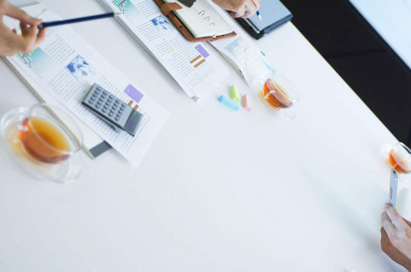 手,办公室,摸,打电话,横图,俯视,室内,白天,计算器,桌子,杯子,电话,手机,抚摸,写,阴影,光线,计算,科学,笔,材料,瓷器,档案,文件,影子,办公桌,办公用品,咖啡杯,陶瓷制品,通讯设备,文具,阳光,学习用品,资料,记录,手部,理财,财务,文具用品,数学,文档,瓷杯,交流,触摸,沟通,接触,通话,半身,彩图,高角度拍摄