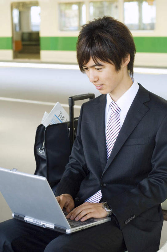 东方人,头发,一个人,商务人士,商务男性,坐,笑,摸,微笑,露齿笑,竖图,俯视,室外,白天,衬衫,电脑,笔记本电脑,窗户,地铁,亚洲,仅一个男性,仅一个人,抚摸,敲打,阴影,套装,光线,网络,包,瓷砖,地砖,皮包,影子,地铁站,领带,地面,轨道交通,注视,黄种人,输入,通讯设备,玻璃窗,仅一个年轻男性,一个,黑色,阳光,打字,低头,观察,看,靠,靠着,倚靠,单个,观看,点击,一台,敲击,单肩包,察看,无线,倚着,关注,通信设备,商务装,无线网络,无线上网,便携式电脑,工薪阶层,按键,手提电脑,男人,男性,年轻男性,亚洲人,白领,上班族,触摸,接触,坐着,半身,彩图,高角度拍摄,衬衣,地铁机动车,地下铁,轻轨
