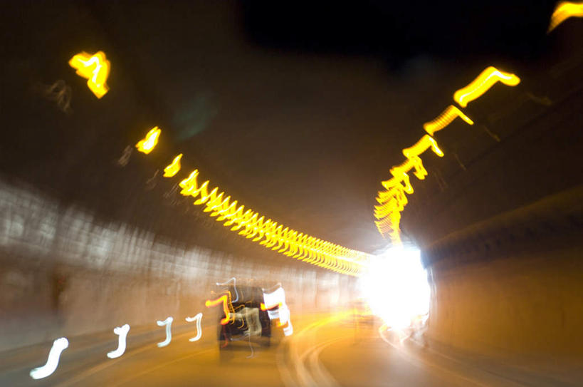 无人,横图,室内,白天,正面,旅游,度假,道路,路,公路,汽车,照明,一辆,一排,阴影,朦胧,模糊,整齐,光线,隧道,壁灯,影子,墙,灯光,交通,娱乐,墙壁,墙面,车,灯,排列,黄色,阳光,灯具,交通工具,轿车,驾驶,行驶,享受,休闲,放松,操纵,照亮,控制,照明设备,队列,载具,操控,把持,马路,彩图