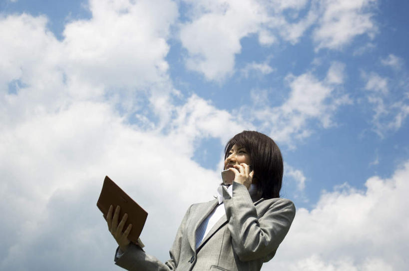 东方人,头发,一个人,商务人士,商务女性,站,举,捧,笑,打电话,微笑,露齿笑,横图,室外,白天,仰视,衬衫,旅游,度假,电话,手机,亚洲,仅一个年轻女性,仅一个女性,仅一个人,握,阴影,套装,光线,影子,云,云朵,褐色,记事本,拿,听,云彩,拿着,注视,黄种人,娱乐,通讯设备,一个,蓝色,白云,蓝天,天空,阳光,本子,笔记本,天,观察,看,托,站着,享受,休闲,放松,握着,单个,观看,察看,关注,商务装,工薪阶层,交流,年轻女性,女人,女性,亚洲人,白领,上班族,端,端着,沟通,举起,举手,举着,捧着,手捧,通话,向上举,向上伸,向上托,站立,半身,彩图,低角度拍摄,衬衣