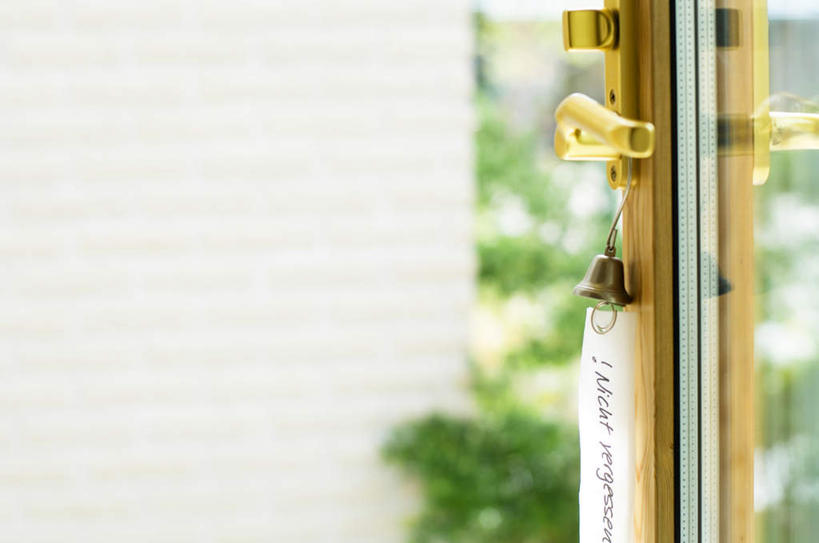 无人,横图,室内,特写,白天,正面,旅游,度假,草地,草坪,植物,门,指示牌,玻璃,阴影,条纹,朦胧,模糊,光线,纹路,标志,文字,影子,墙,娱乐,标识,墙壁,墙面,玻璃制品,草,树,树木,绿色,白色,阳光,自然,把手,门把手,门框,享受,休闲,放松,生长,成长,门把,拉手,彩图