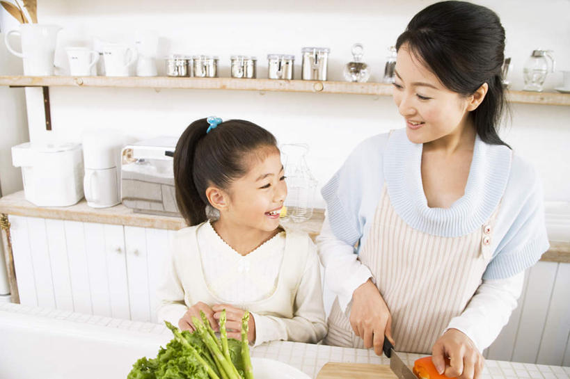 东方人,儿童,头发,两个人,家庭,母亲,女儿,站,笑,微笑,露齿笑,横图,俯视,室内,白天,纯洁,厨房,柜子,蔬菜,西红柿,杯子,餐具,亚洲,一排,许多,握,服装,新鲜,整齐,碟子,盘,围裙,生菜,莴苣,食品,拿,拿着,注视,休闲装,黄种人,相视,玻璃制品,食物,排列,小孩,衣服,蓝色,白色,黑色,盘子,水杯,橱柜,碟,碗,按,观察,看,切,站着,休闲,温暖,温馨,母女,一家人,面对面,休闲服,可爱,母爱,童年,童趣,握着,服饰,有机食品,绿色食品,观看,对视,和睦,察看,队列,关注,相对,童真,烂漫,无邪,相看,春菜,鹅仔菜,莴仔菜,千金菜,叶用莴苣,天真,年轻女性,女孩,女人,女性,亚洲人,孩子,年轻人,玻璃杯,进餐用具,烹调用具,番茄,站立,半身,彩图,高角度拍摄,灶间,融洽,女生