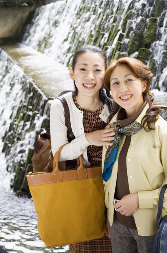 东方人,头发,两个人,伙伴,朋友,站,抱,笑,摸,微笑,露齿笑,竖图,室外,白天,正面,旅游,度假,友谊,石头,瀑布,水,亚洲,抚摸,阴影,飞溅,服装,溅,光线,包,皮包,石子,液体,影子,水滴,拎,扭头,注视,休闲装,黄种人,娱乐,水珠,衣服,黄色,白色,黑色,阳光,观察,看,站着,转头,享受,休闲,休闲服,放松,服饰,抱着,观看,单肩包,察看,搂着,关注,喷洒,友情,年轻女性,女人,女性,亚洲人,跌水,石块,触摸,怀抱,接触,搂,搂抱,相抱,拥抱,站立,半身,彩图,拎着