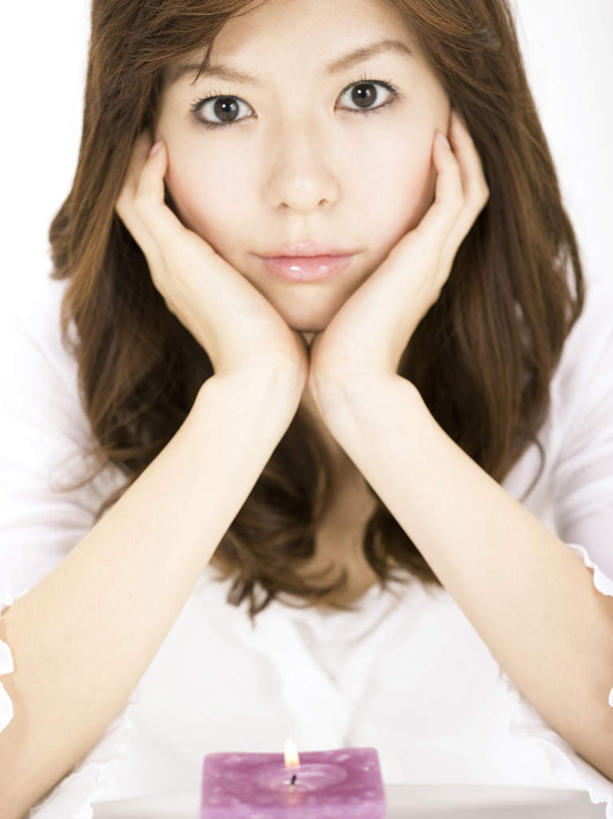 东方人,头发,一个人,坐,笑,摸,微笑,竖图,室内,白天,白色背景,正面,桌面,蜡烛,亚洲,仅一个年轻女性,仅一个女性,仅一个人,撑,抚摸,服装,火焰,烛光,墙,燃烧,托腮,注视,休闲装,黄种人,墙壁,墙面,一个,衣服,黄色,紫色,白色,点燃,观察,看,托,休闲,休闲服,摄影,服饰,影棚,单个,观看,察看,撑着,关注,托下巴,年轻女性,女人,女性,亚洲人,触摸,接触,坐着,半身,彩图,影棚拍摄,拍摄