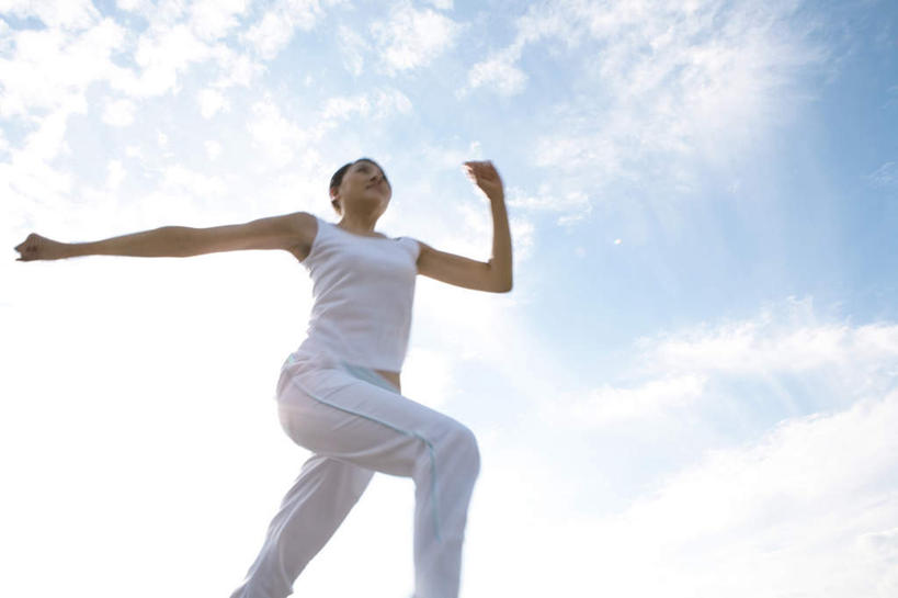 东方人,头发,一个人,站,跑,伸展双臂,笑,微笑,露齿笑,横图,室外,白天,仰视,锻炼,旅游,度假,运动,亚洲,仅一个年轻女性,仅一个女性,仅一个人,阴影,光线,影子,云,云朵,云彩,注视,黄种人,娱乐,衣服,蓝色,白色,黑色,白云,蓝天,天空,阳光,天,观察,看,站着,享受,休闲,放松,观看,察看,关注,体育,年轻女性,女人,女性,亚洲人,敞开双臂,跑步,伸开双臂,展开双肩,站立,张开手臂,张开双臂,半身,彩图,低角度拍摄,健身,运动装