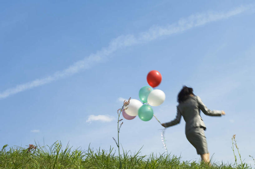 东方人,一个人,商务人士,商务女性,站,走,举,伸展双臂,摸,横图,室外,白天,仰视,衬衫,旅游,度假,草地,草坪,植物,亚洲,仅一个年轻女性,仅一个女性,仅一个人,许多,抚摸,阴影,套装,漂浮,光线,影子,云,云朵,云彩,黄种人,娱乐,草,红色,蓝色,绿色,白色,白云,蓝天,天空,阳光,气球,天,托,站着,享受,休闲,放松,商务装,工薪阶层,年轻女性,女人,女性,亚洲人,白领,上班族,步行,敞开双臂,触摸,接触,举起,举手,举着,伸开双臂,向上举,向上伸,向上托,展开双肩,站立,张开手臂,张开双臂,走路,彩图,低角度拍摄,全身,衬衣