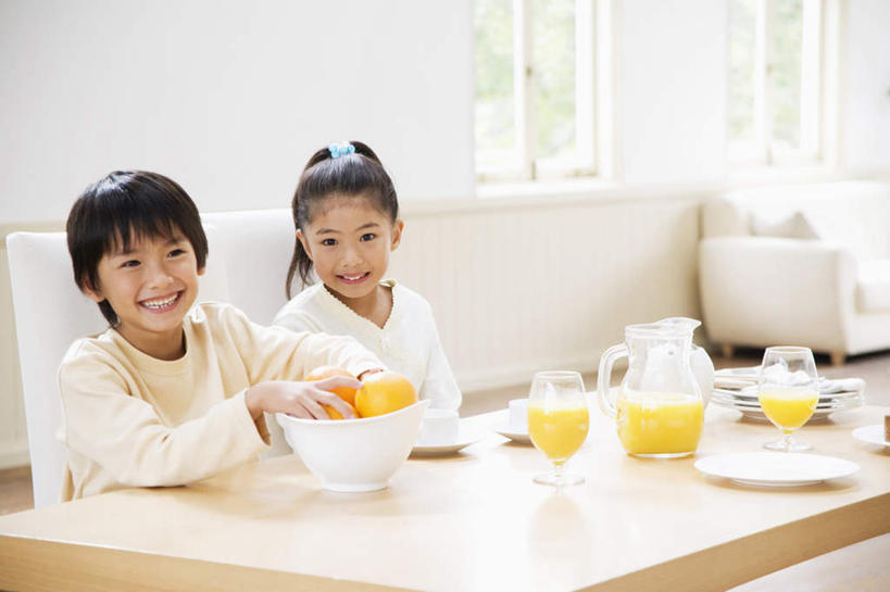 东方人,儿童,头发,两个人,伙伴,朋友,客厅,坐,笑,摸,微笑,露齿笑,横图,室内,白天,正面,友谊,幸福,纯洁,餐桌,茶,窗户,靠垫,沙发,桌子,柠檬,餐具,水果,亚洲,一堆,许多,抚摸,握,阴影,堆叠,堆积,服装,新鲜,光线,碟子,盘,影子,墙,生食,食品,果实,靠枕,拿,拿着,注视,休闲装,黄种人,娱乐,玻璃窗,墙壁,墙面,食物,饮料,小孩,衣服,白色,黑色,阳光,盘子,垫子,碟,碗,枕头,观察,看,享受,休闲,温馨,休闲服,放松,可爱,乐趣,童年,童趣,握着,服饰,有机食品,绿色食品,餐台,观看,堆,柠檬茶,察看,起居室,舒适,关注,布艺沙发,童真,烂漫,无邪,天真,友情,男孩,男人,男性,女孩,女人,女性,亚洲人,益母果,柠果,触摸,接触,坐着,半身,彩图,男生,女生