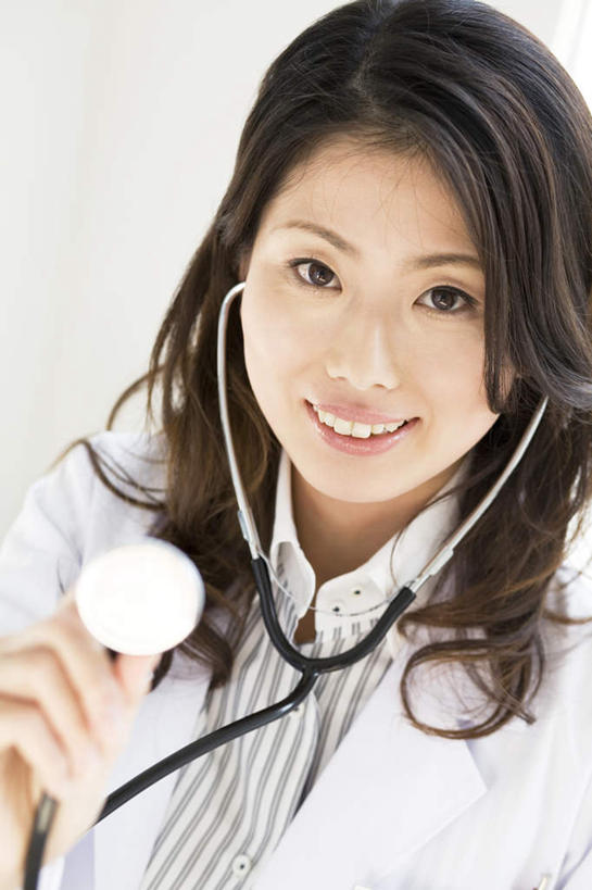 东方人,头发,一个人,医生,坐,举,笑,微笑,露齿笑,竖图,俯视,室内,白天,亚洲,仅一个年轻女性,仅一个女性,仅一个人,握,阴影,光线,影子,墙,拿,拿着,注视,黄种人,墙壁,墙面,一个,黑色,阳光,听诊器,观察,看,托,医护人员,医疗人员,握着,单个,观看,察看,医疗设备,白大褂,关注,年轻女性,女人,女性,亚洲人,大夫,举起,举手,举着,抬头,向上举,向上伸,向上托,仰头,坐着,半身,彩图,高角度拍摄