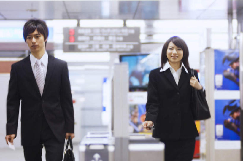 东方人,头发,两个人,伙伴,朋友,商务人士,商务男性,商务女性,站,走,笑,微笑,露齿笑,横图,室内,白天,正面,衬衫,旅游,度假,友谊,窗户,指示牌,亚洲,阴影,套装,朦胧,模糊,光线,日文,包,标志,瓷砖,地砖,皮包,文字,影子,字符,字母,墙,地铁站,领带,地面,拎,注视,黄种人,娱乐,标识,玻璃窗,墙壁,墙面,两个,黑色,阳光,观察,看,站着,享受,休闲,放松,观看,单肩包,察看,关注,商务装,工薪阶层,友情,男人,男性,年轻男性,年轻女性,女人,女性,亚洲人,白领,上班族,步行,散步,站立,走路,半身,彩图,衬衣,拎着